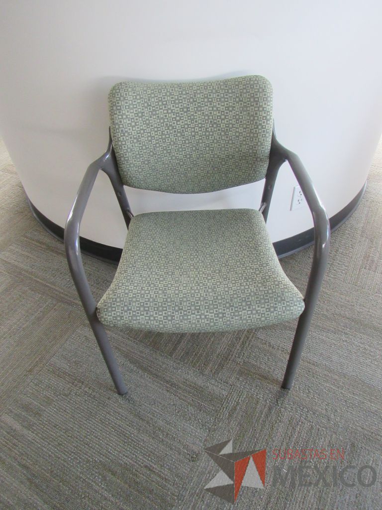 Lote 0046 - 2 Sillas de visita con 4 patas metálicas con asiento y respaldo en tela color verde - Imagen 7