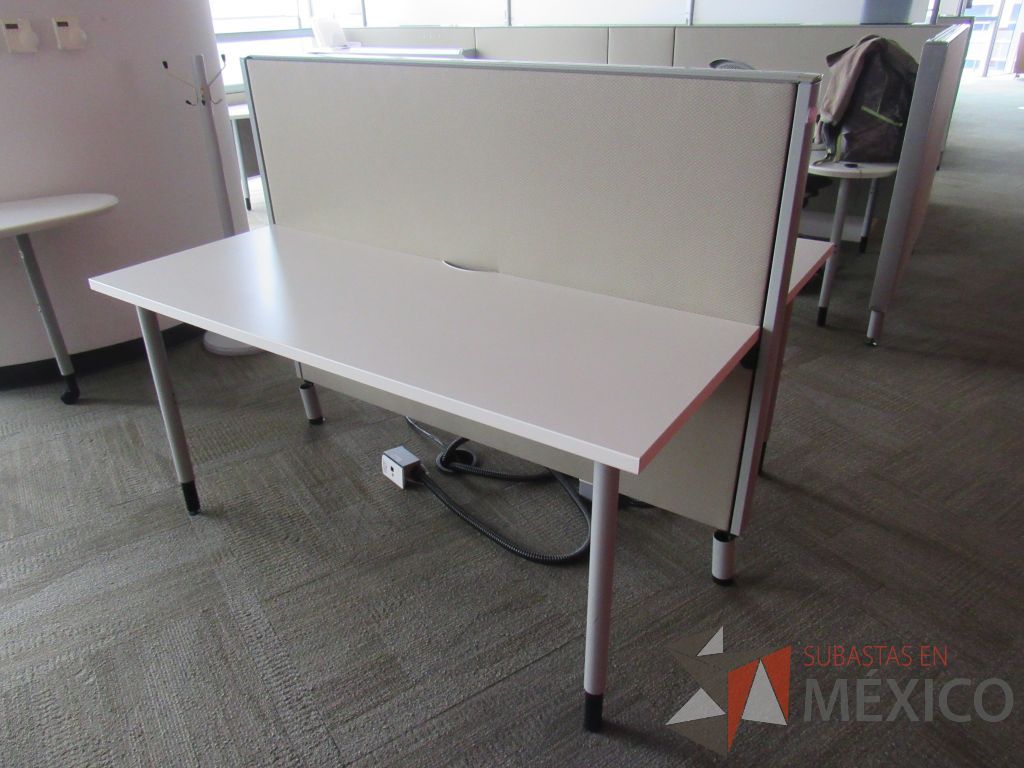 Lote 0010 - Estación de trabajo para 2 personas con cubiertas color blanco, mampara metálica color beige - Imagen 2