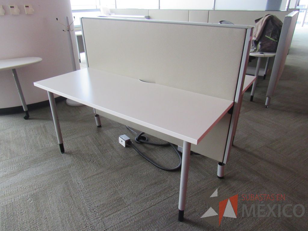 Lote 0010 - Estación de trabajo para 2 personas con cubiertas color blanco, mampara metálica color beige - Imagen 3