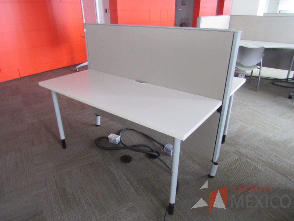 Lote 0010 - Estación de trabajo para 2 personas con cubiertas color blanco, mampara metálica color beige - Imagen 4