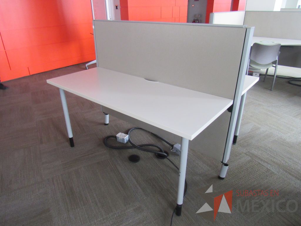 Lote 0010 - Estación de trabajo para 2 personas con cubiertas color blanco, mampara metálica color beige - Imagen 5