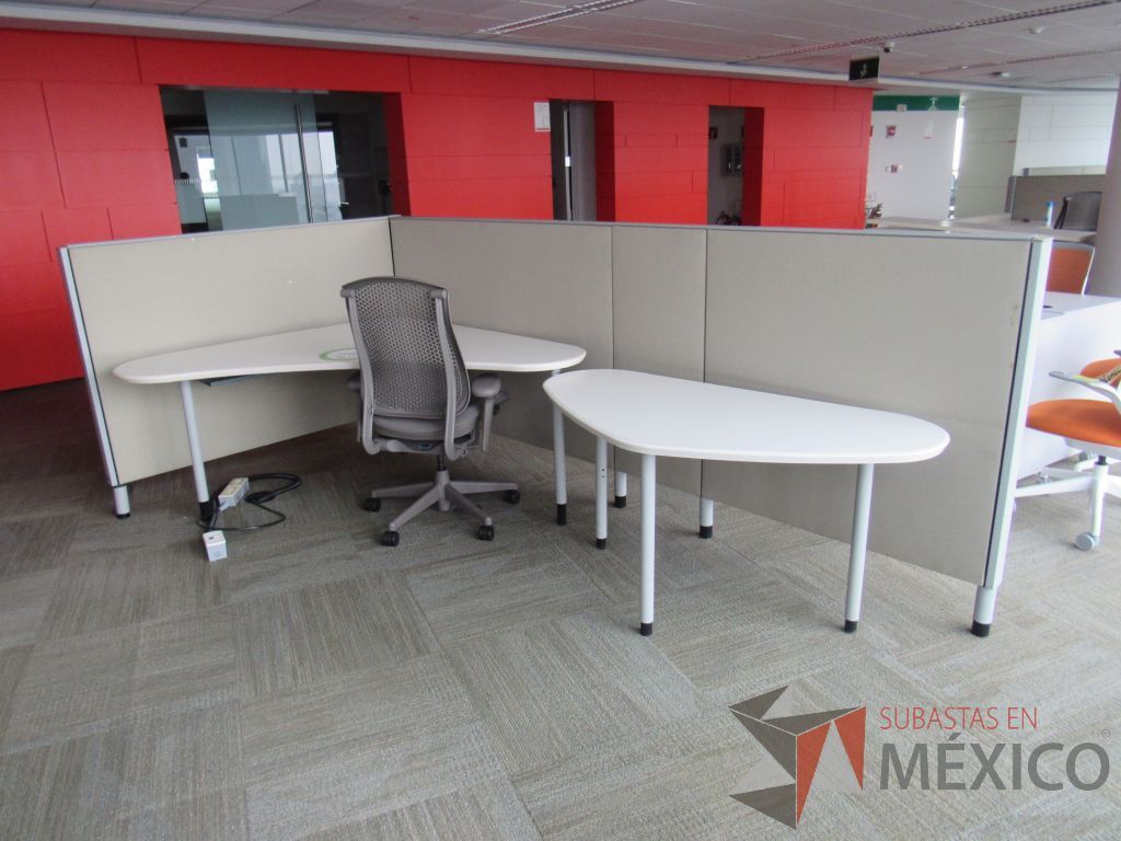 Lote 0011 - Estación de trabajo para 3 personas con cubiertas mampara metálica color beige y 3 archiveros móviles de 2 cajones