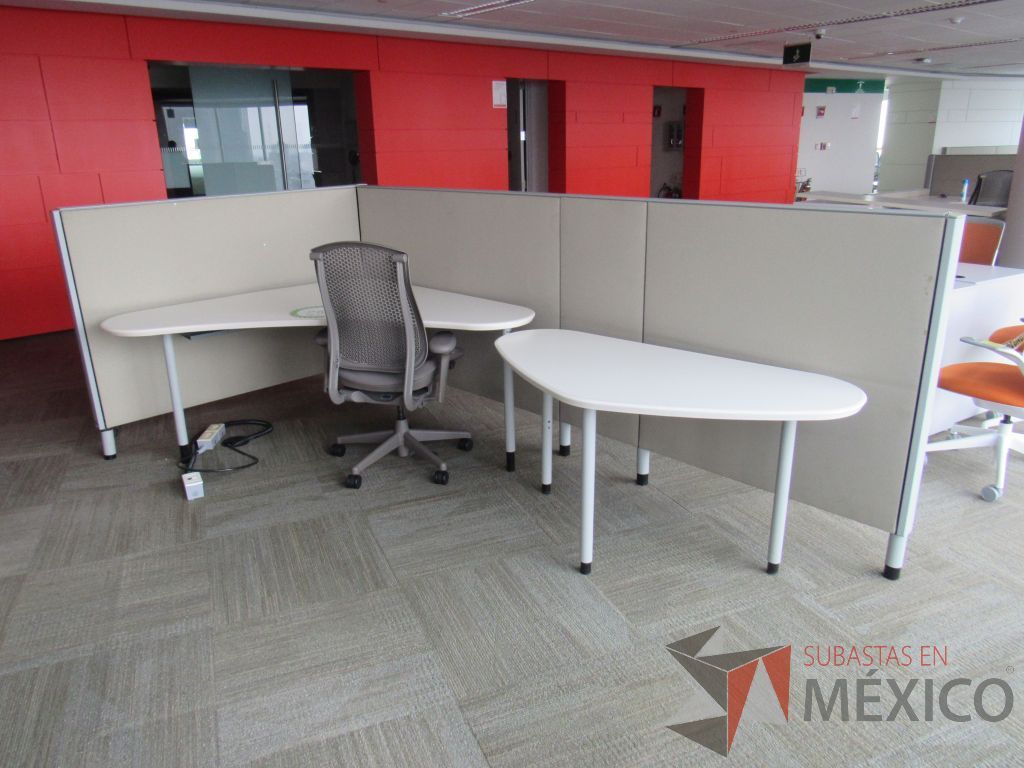 Lote 0011 - Estación de trabajo para 3 personas con cubiertas mampara metálica color beige y 3 archiveros móviles de 2 cajones - Imagen 2
