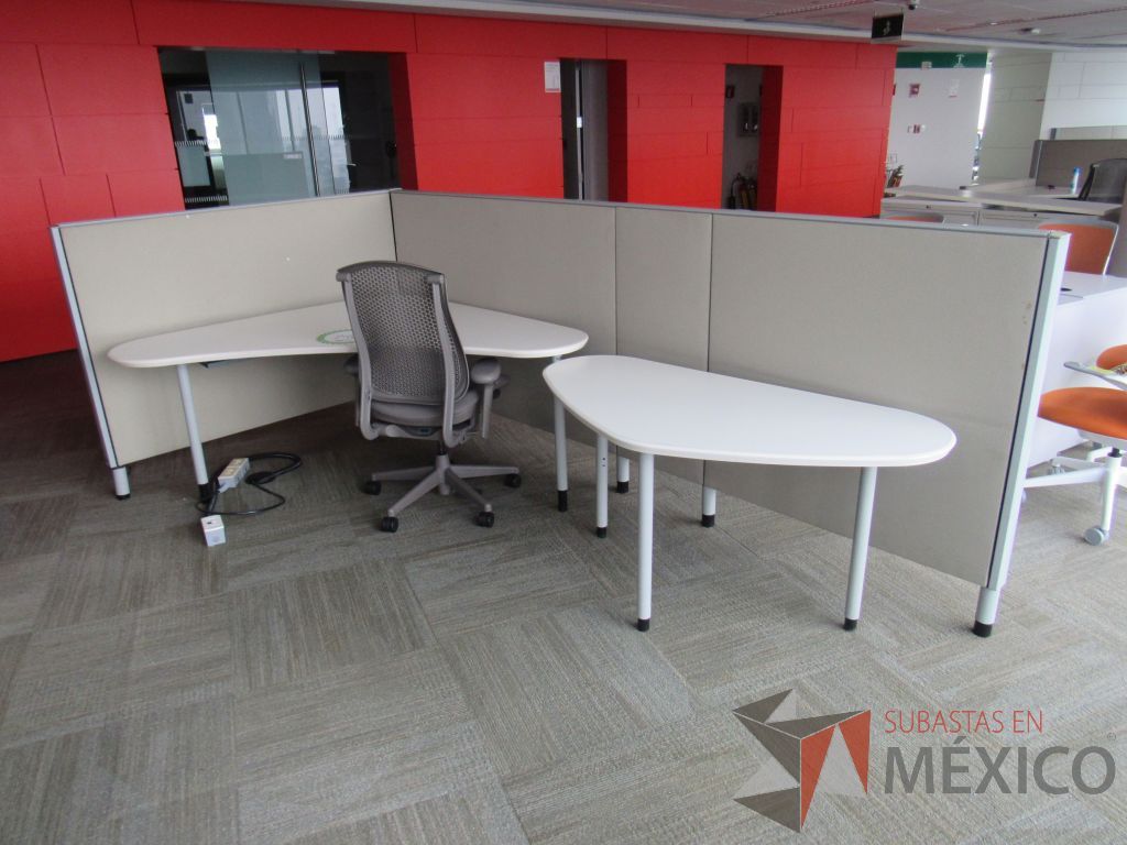 Lote 0011 - Estación de trabajo para 3 personas con cubiertas mampara metálica color beige y 3 archiveros móviles de 2 cajones - Imagen 3