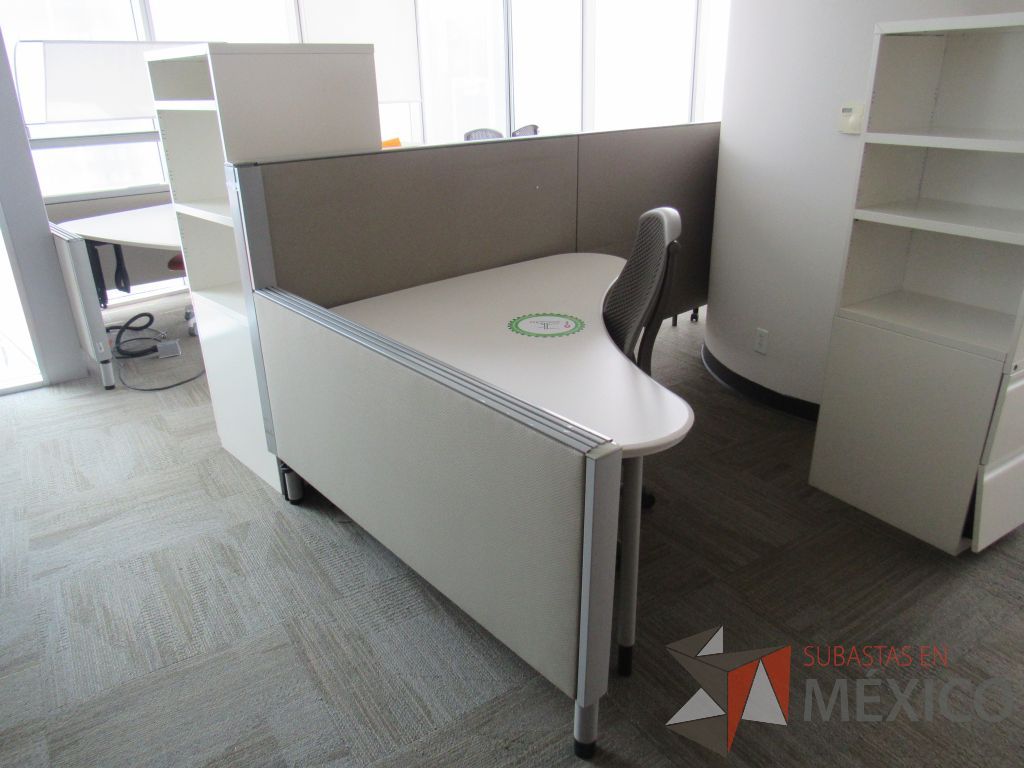 Lote 0016 - Estación de trabajo para 1 persona con cubierta mampara metálica color beige y archivero movil de 2 cajones - Imagen 3
