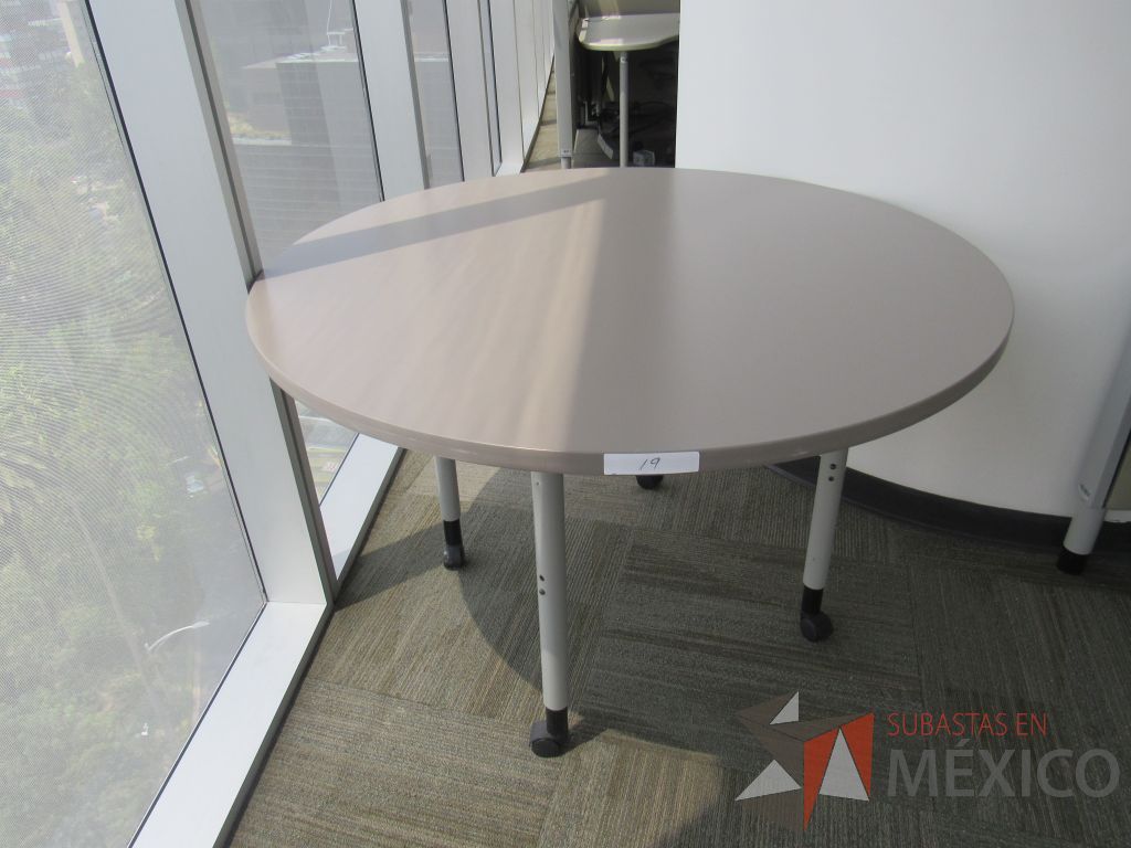Lote 0018 - Mesa de trabajo circular con ruedas, 4 patas metálicas y cubierta color café