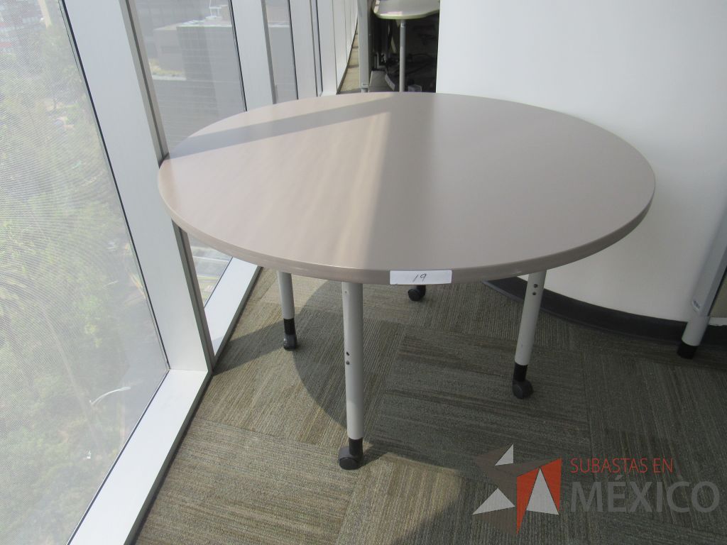 Lote 0018 - Mesa de trabajo circular con ruedas, 4 patas metálicas y cubierta color café - Imagen 4