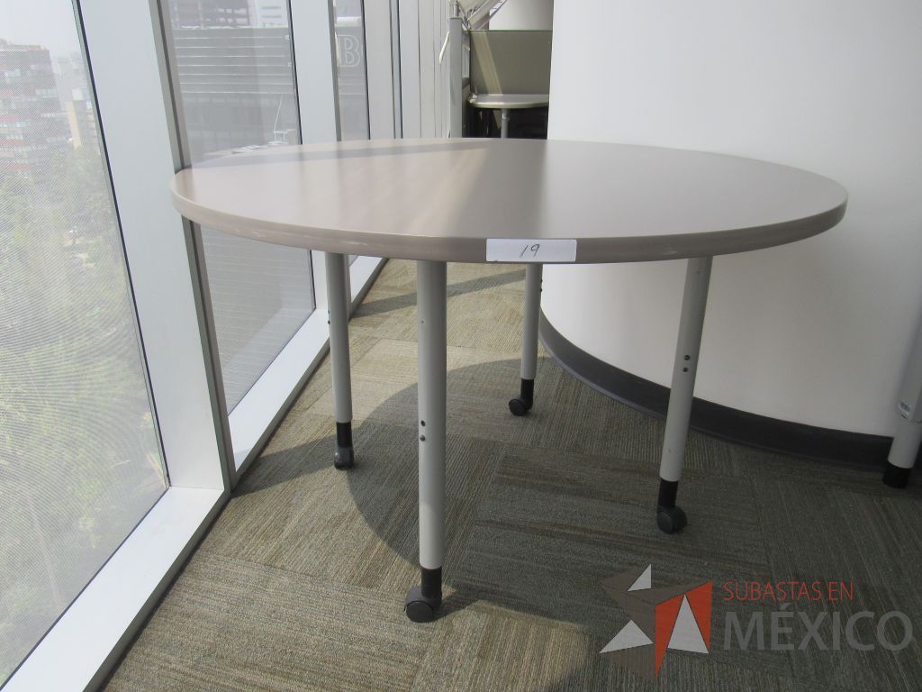Lote 0018 - Mesa de trabajo circular con ruedas, 4 patas metálicas y cubierta color café - Imagen 3