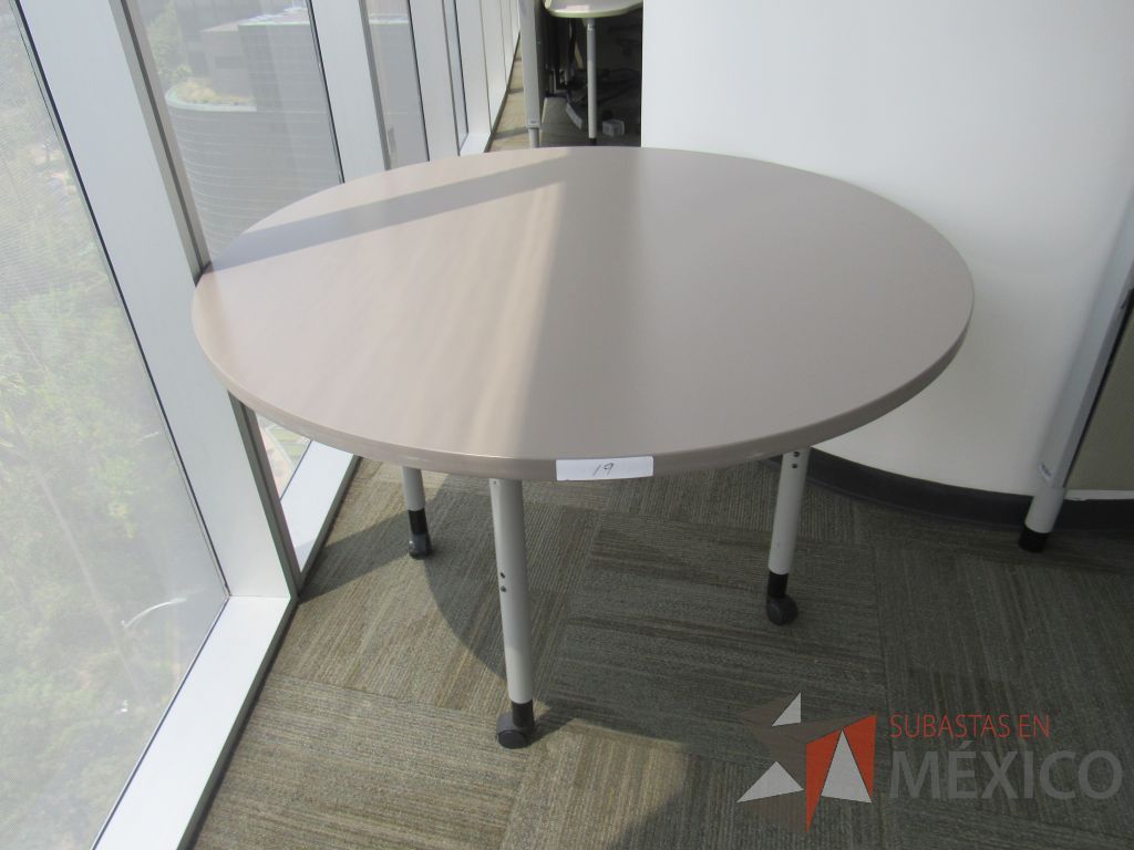 Lote 0018 - Mesa de trabajo circular con ruedas, 4 patas metálicas y cubierta color café - Imagen 2