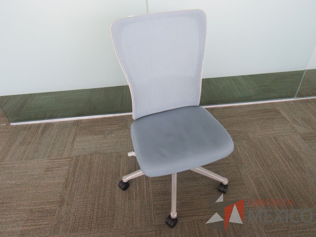 Lote 0033 - 2 Sillas operativas con ruedas, asiento en tela y respaldo en malla color azul