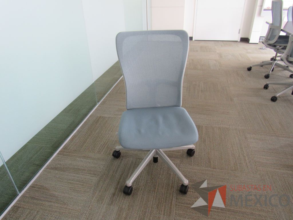 Lote 0033 - 2 Sillas operativas con ruedas, asiento en tela y respaldo en malla color azul - Imagen 18