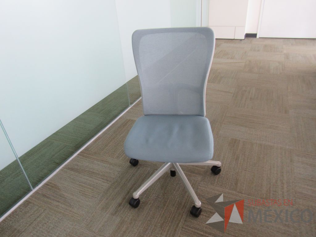 Lote 0033 - 2 Sillas operativas con ruedas, asiento en tela y respaldo en malla color azul - Imagen 17