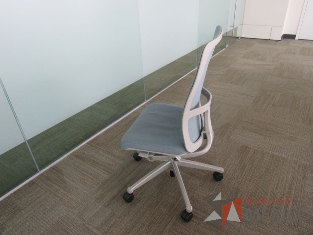 Lote 0915 - 2 Sillas operativa con ruedas, asiento en tela y respaldo en malla color azul - Imagen 3