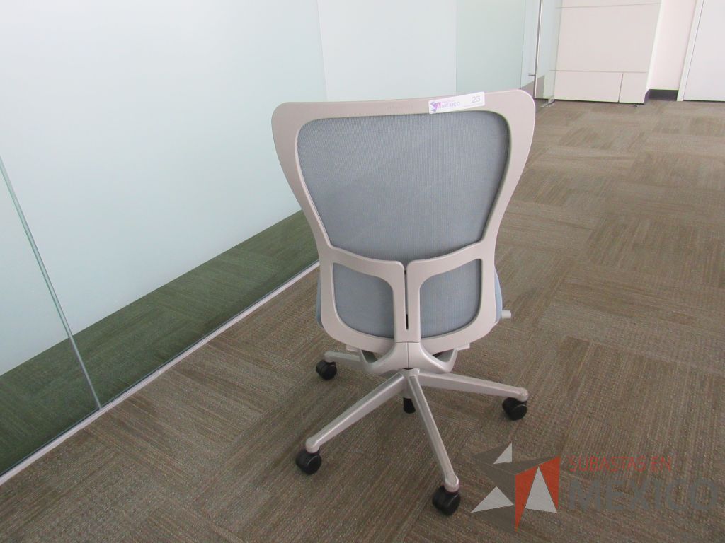 Lote 0915 - 2 Sillas operativa con ruedas, asiento en tela y respaldo en malla color azul - Imagen 4