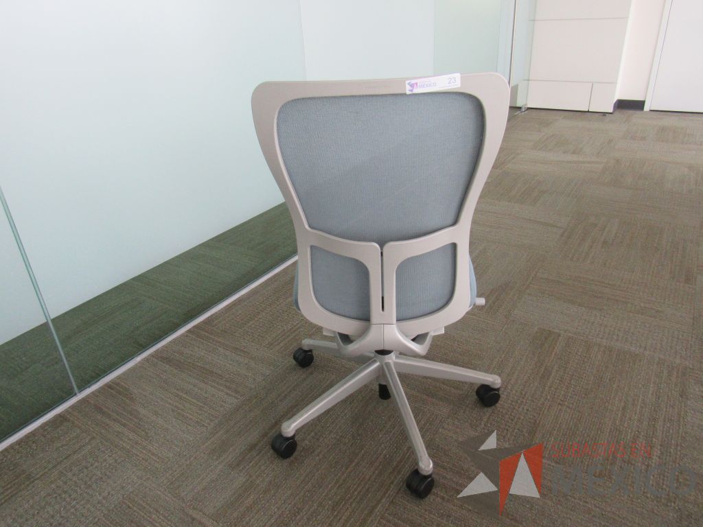 Lote 0915 - 2 Sillas operativa con ruedas, asiento en tela y respaldo en malla color azul - Imagen 5