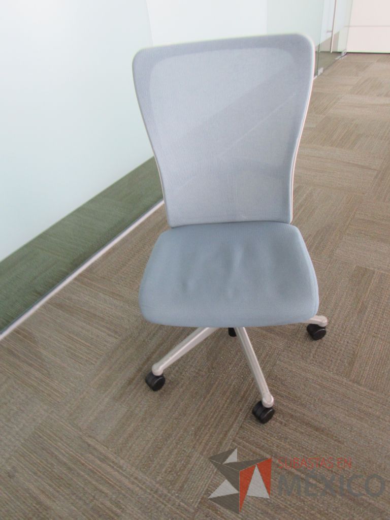 Lote 0033 - 2 Sillas operativas con ruedas, asiento en tela y respaldo en malla color azul - Imagen 12
