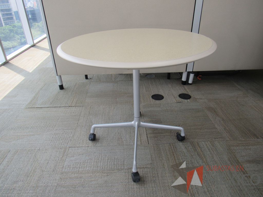 Lote 0024 - Mesa de trabajo con base metálica con ruedas y cubierta color beige - Imagen 4