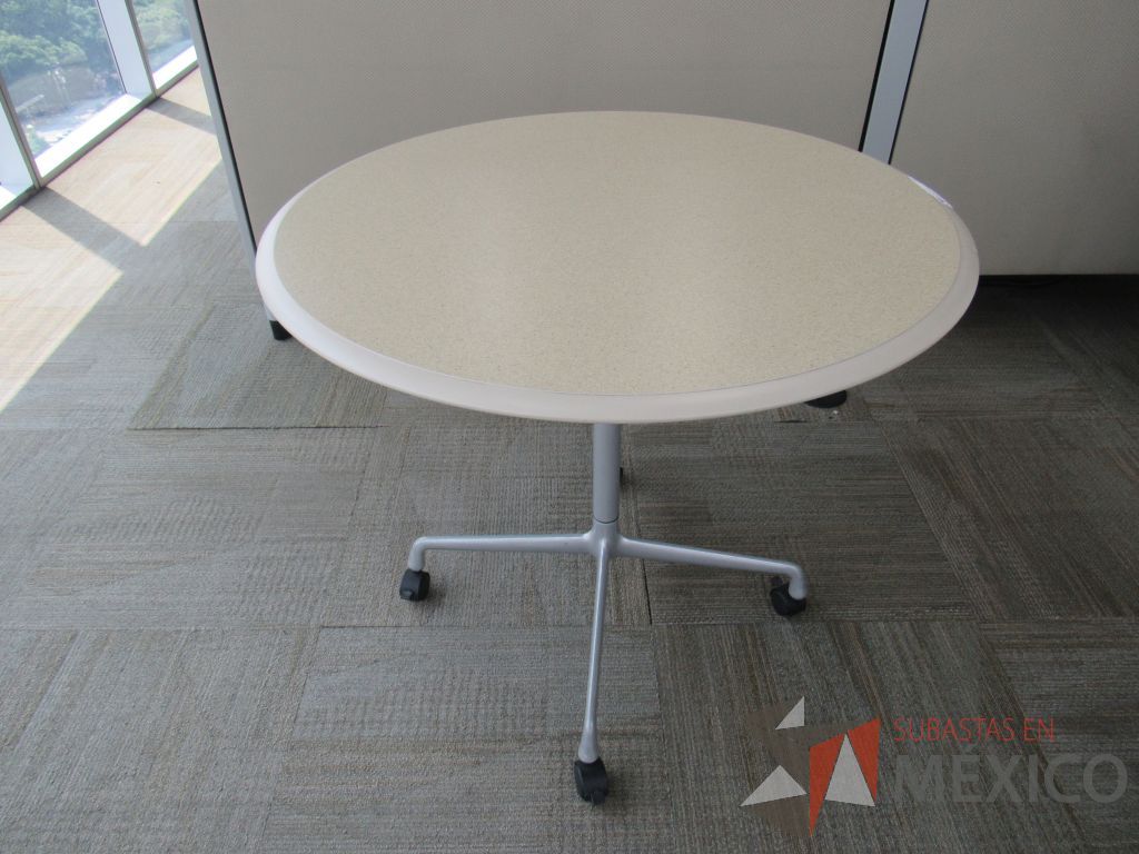 Lote 0024 - Mesa de trabajo con base metálica con ruedas y cubierta color beige - Imagen 2