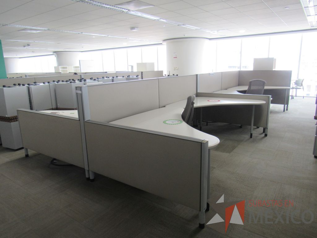 Lote 0025 - Estación de trabajo para 10 personas con cubiertas mampara metálica color beige y 10 archiveros móviles de 2 cajones
