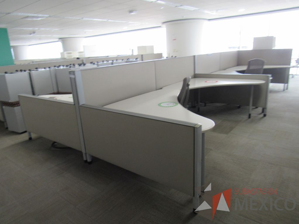 Lote 0025 - Estación de trabajo para 10 personas con cubiertas mampara metálica color beige y 10 archiveros móviles de 2 cajones - Imagen 2