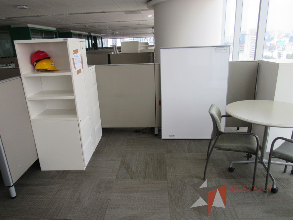 Lote 0025 - Estación de trabajo para 10 personas con cubiertas mampara metálica color beige y 10 archiveros móviles de 2 cajones - Imagen 3
