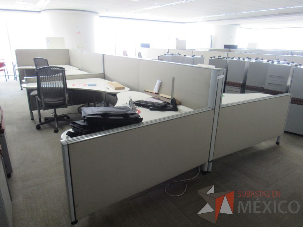 Lote 0026 - Estación de trabajo para 10 personas con cubiertas mampara metálica color beige y 10 archiveros móviles de 2 cajones - Imagen 2