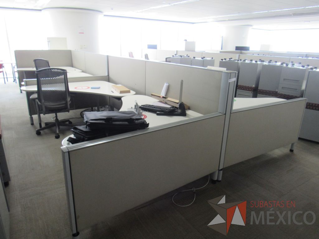 Lote 0026 - Estación de trabajo para 10 personas con cubiertas mampara metálica color beige y 10 archiveros móviles de 2 cajones - Imagen 3