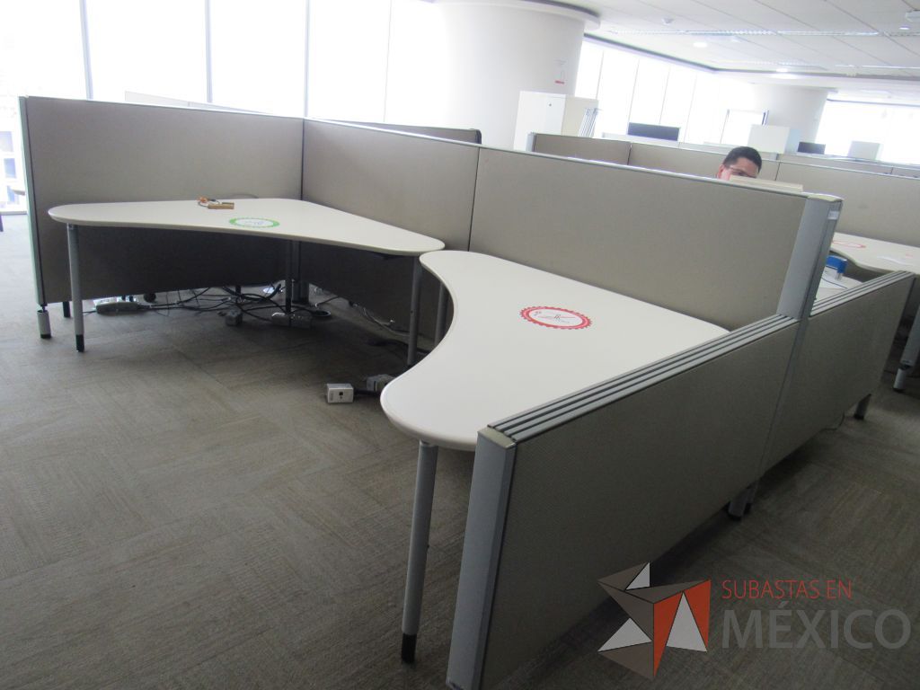 Lote 0027 - Estación de trabajo para 8 personas con cubiertas mampara metálica color beige y 8 archiveros móviles de 2 cajones - Imagen 2