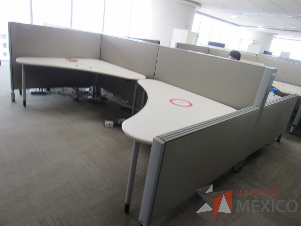 Lote 0027 - Estación de trabajo para 8 personas con cubiertas mampara metálica color beige y 8 archiveros móviles de 2 cajones