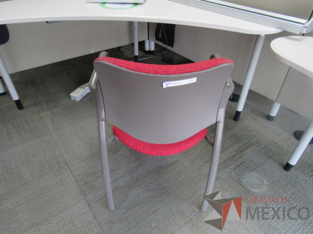 Lote 0188 - 6 Sillas de visita con 4 patas metálicas con asiento y respaldo en tela color rojo - Imagen 3