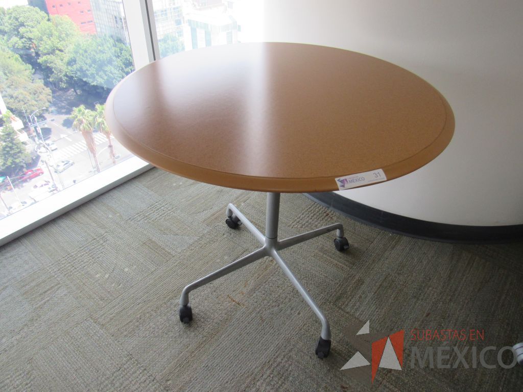 Lote 0029 - Mesa de trabajo con ruedas, base metálica y cubierta color café - Imagen 4