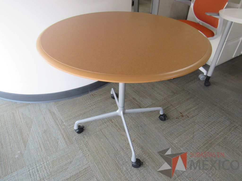 Lote 0029 - Mesa de trabajo con ruedas, base metálica y cubierta color café