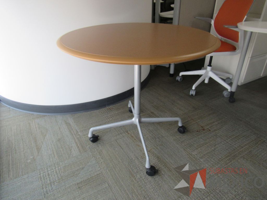 Lote 0029 - Mesa de trabajo con ruedas, base metálica y cubierta color café - Imagen 3