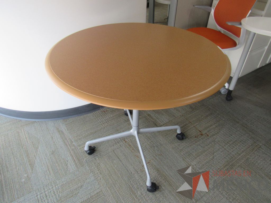 Lote 0029 - Mesa de trabajo con ruedas, base metálica y cubierta color café - Imagen 2