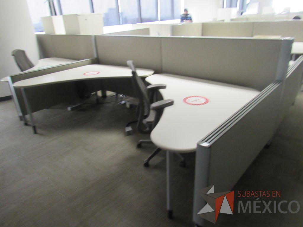 Lote 0030 - Estación de trabajo para 6 personas con cubiertas mampara metálica color beige y 6 archiveros móviles de 2 cajones - Imagen 8