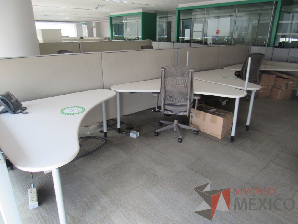 Lote 0031 - Estación de trabajo para 8 personas con cubiertas mampara metálica color beige y 8 archiveros móviles de 2 cajones