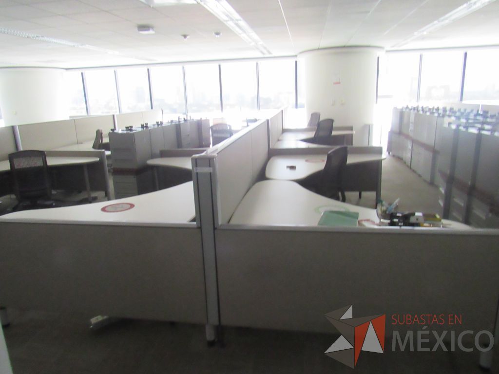 Lote 0063 - Estación de trabajo para 10 personas con cubiertas mampara metálica color beige y 10 archiveros móviles de 2 cajones
