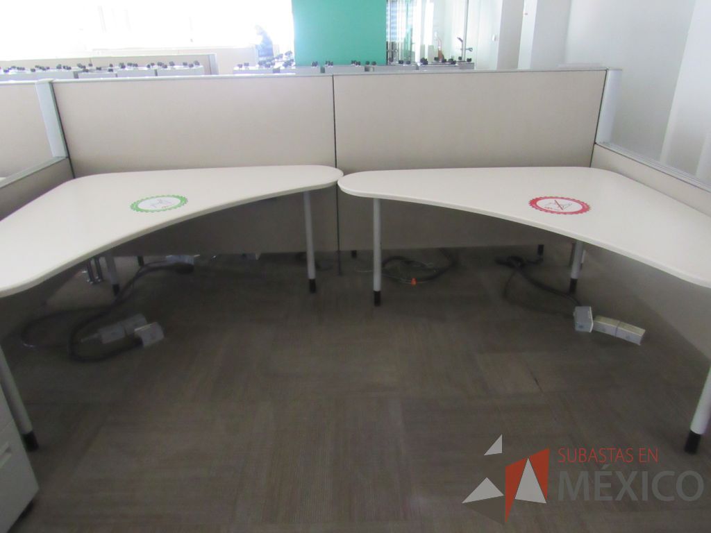 Lote 0063 - Estación de trabajo para 10 personas con cubiertas mampara metálica color beige y 10 archiveros móviles de 2 cajones - Imagen 2
