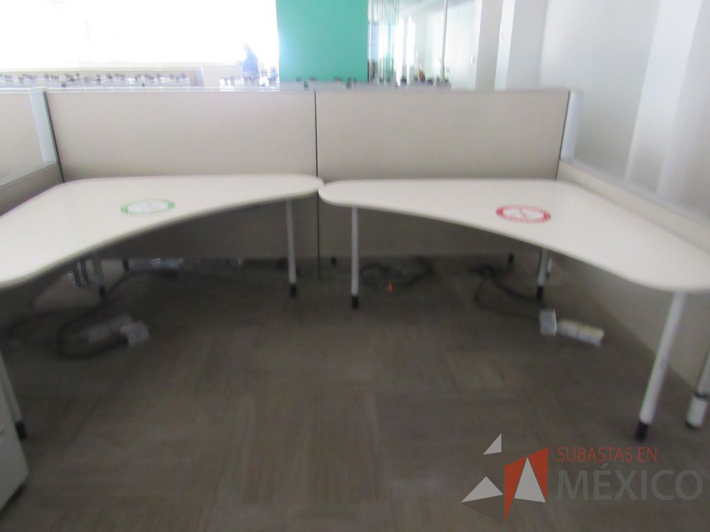 Lote 0063 - Estación de trabajo para 10 personas con cubiertas mampara metálica color beige y 10 archiveros móviles de 2 cajones - Imagen 3