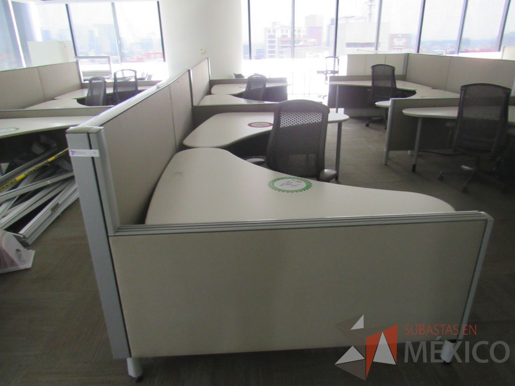 Lote 0064 - Estación de trabajo para 10 personas con cubiertas mampara metálica color beige y 10 archiveros móviles de 2 cajones - Imagen 2