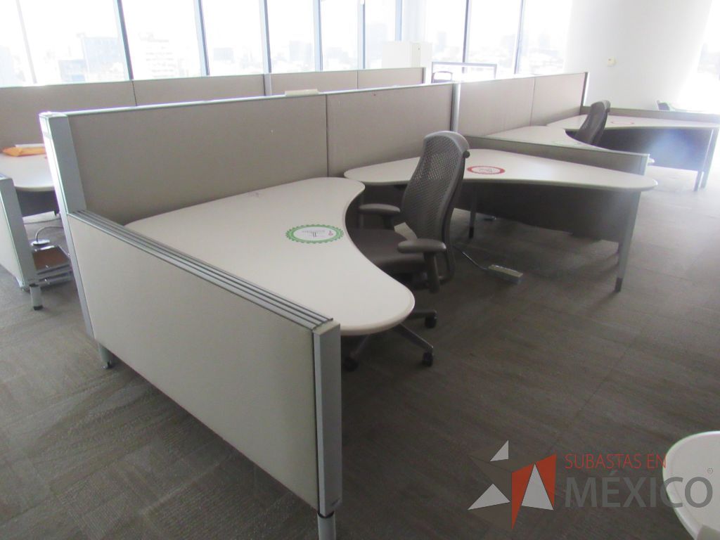 Lote 0064 - Estación de trabajo para 10 personas con cubiertas mampara metálica color beige y 10 archiveros móviles de 2 cajones - Imagen 3