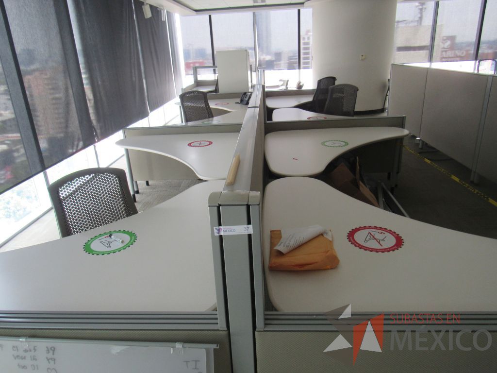 Lote 0065 - Estación de trabajo para 8 personas con cubiertas mampara metálica color beige y 8 archiveros móviles de 2 cajones - Imagen 2