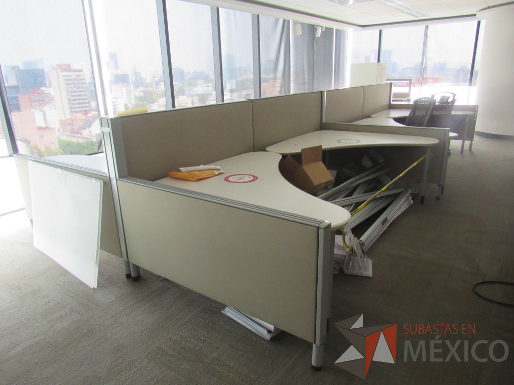 Lote 0065 - Estación de trabajo para 8 personas con cubiertas mampara metálica color beige y 8 archiveros móviles de 2 cajones - Imagen 3
