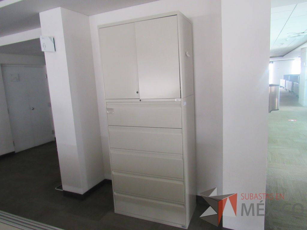 Lote 0183 - Gabinete metálico alto con 5 cajones, 2 puertas y 1 entrepaño color beige - Imagen 2