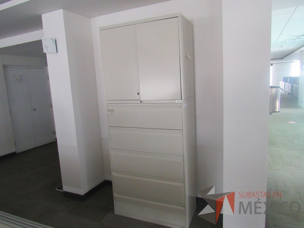Lote 0183 - Gabinete metálico alto con 5 cajones, 2 puertas y 1 entrepaño color beige