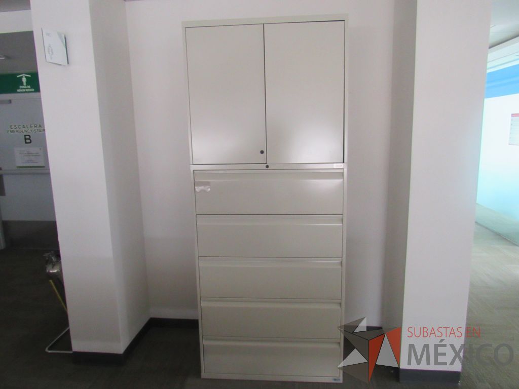 Lote 0183 - Gabinete metálico alto con 5 cajones, 2 puertas y 1 entrepaño color beige - Imagen 3