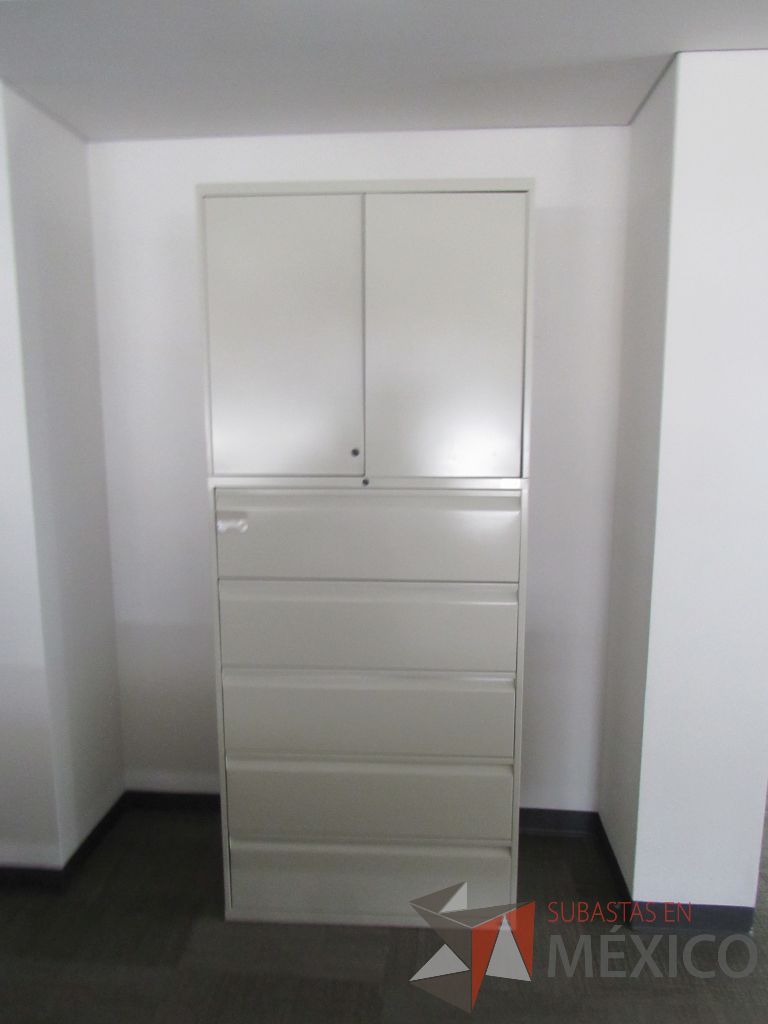 Lote 0183 - Gabinete metálico alto con 5 cajones, 2 puertas y 1 entrepaño color beige - Imagen 4