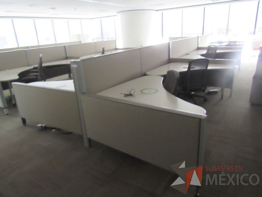 Lote 0067 - Estación de trabajo para 10 personas con cubiertas mampara metálica color beige y 10 archiveros móviles de 2 cajones - Imagen 3