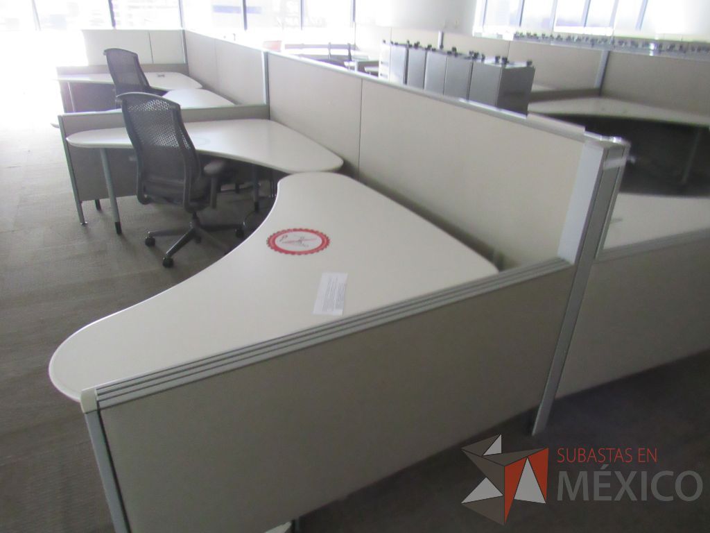 Lote 0067 - Estación de trabajo para 10 personas con cubiertas mampara metálica color beige y 10 archiveros móviles de 2 cajones - Imagen 4