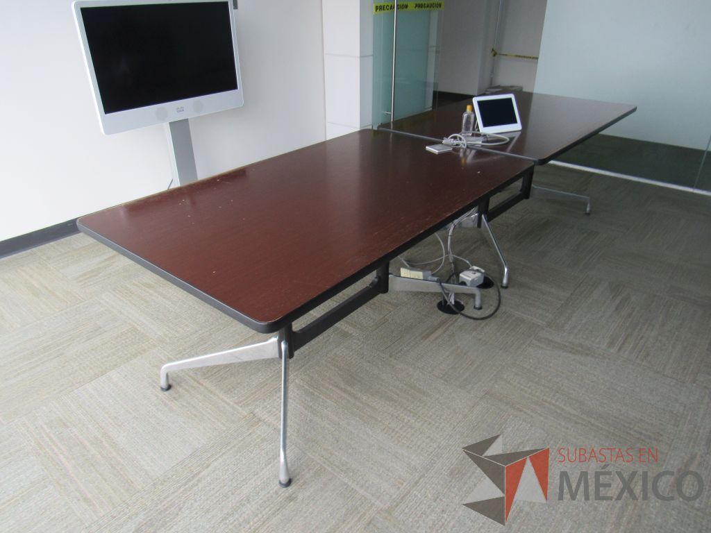 Lote 0001 - 2 Mesas de trabajo Herman Miller, rectangulares con base metálica - Imagen 6